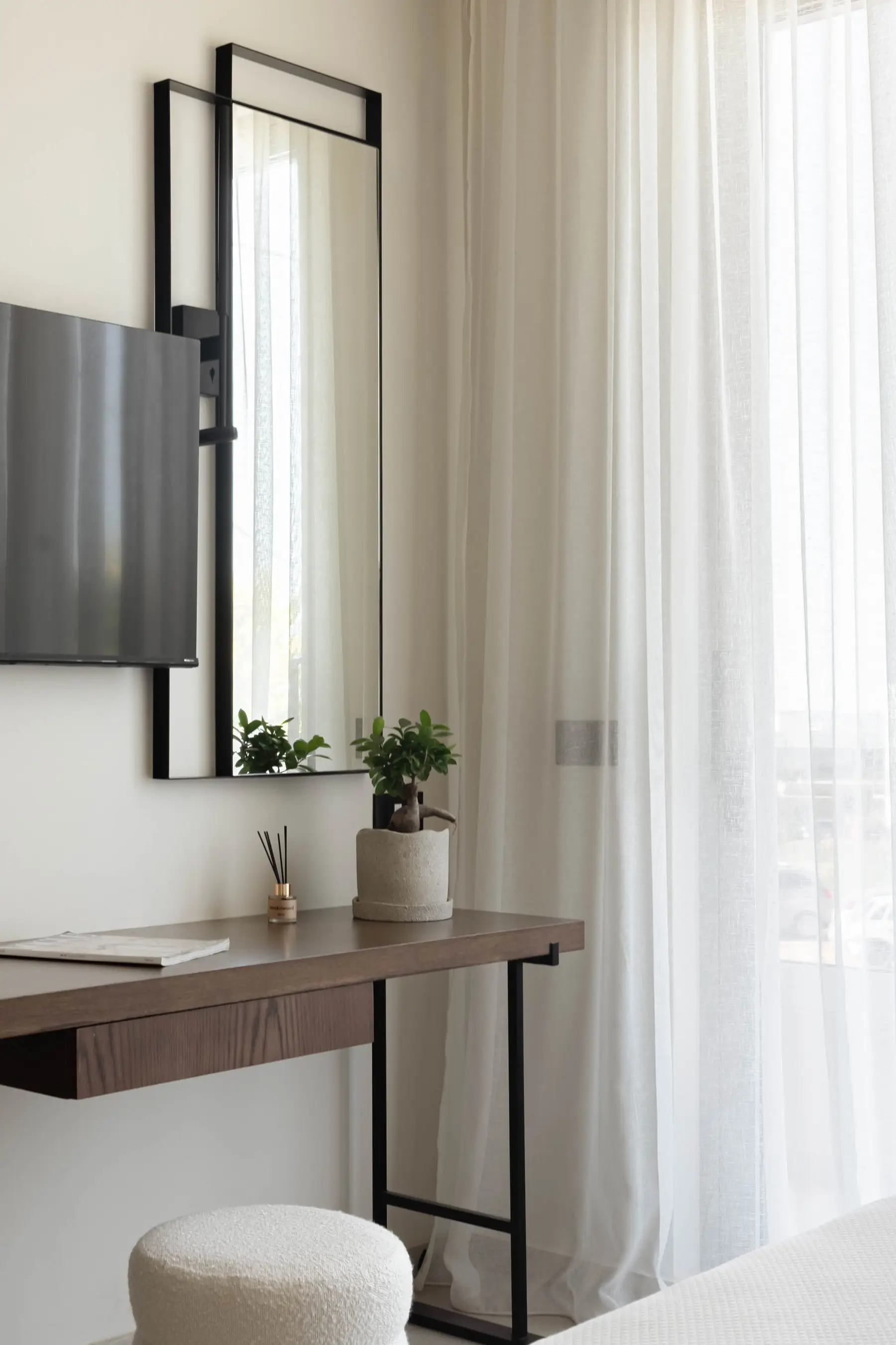 Dressing mirror and stool at the bedroom vanity